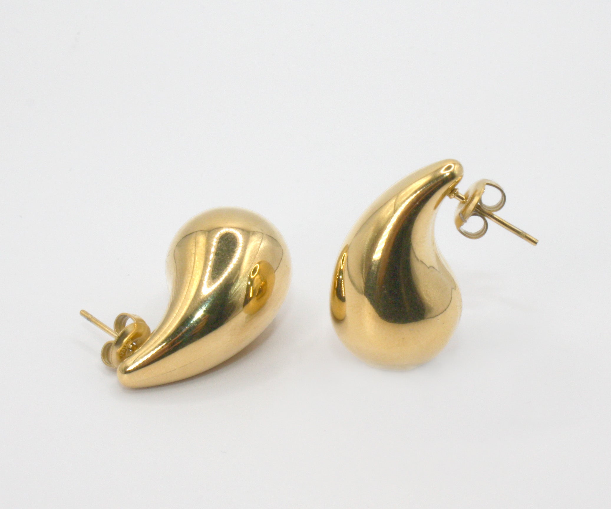 Colección Bold gold | Pendientes Medium Drop de acero inoxidable bañados en oro 14k. Marca Vesiica.