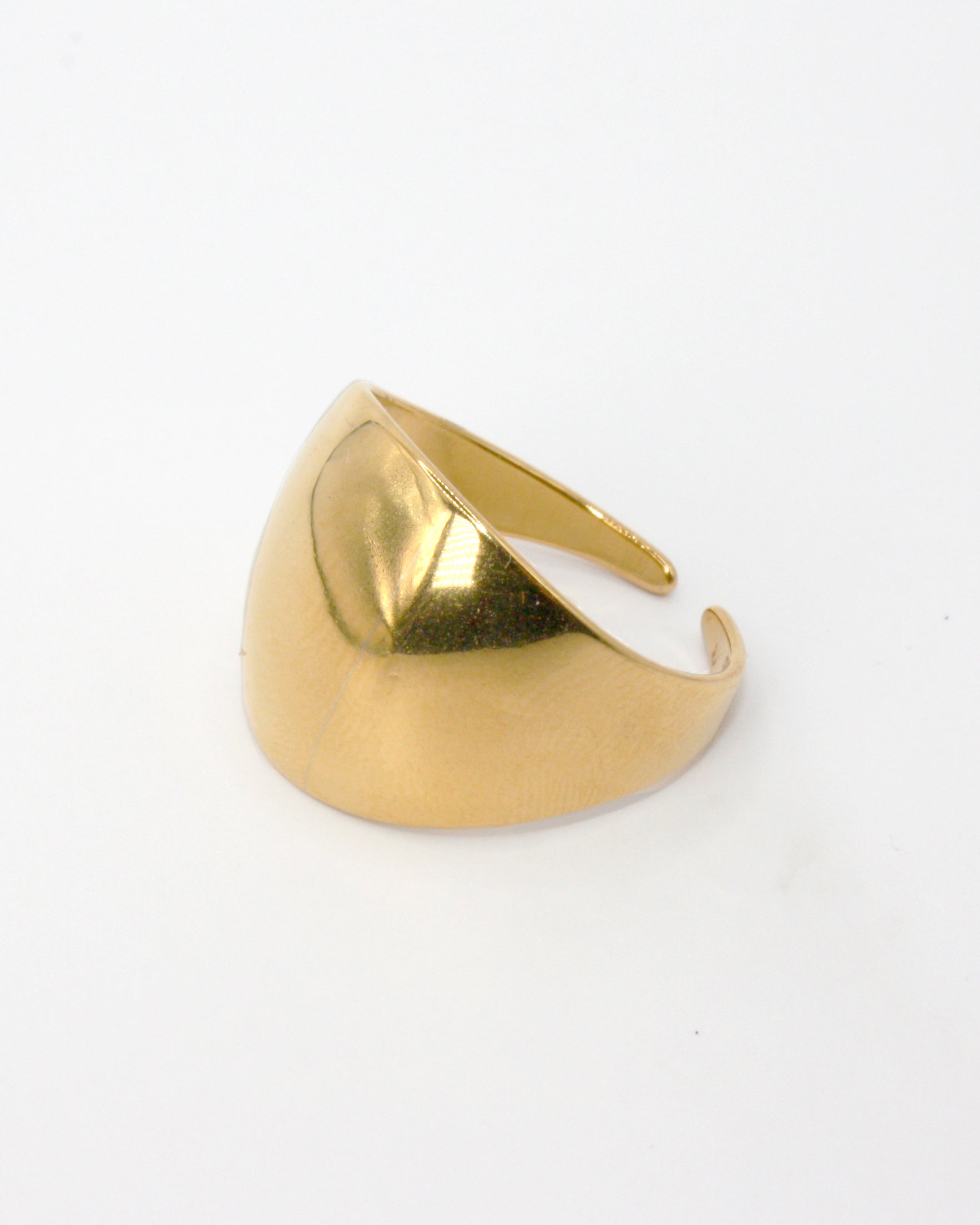 Colección Bold gold | Anillo Auro de acero inoxidable bañado en oro 14k. Marca Vesiica.