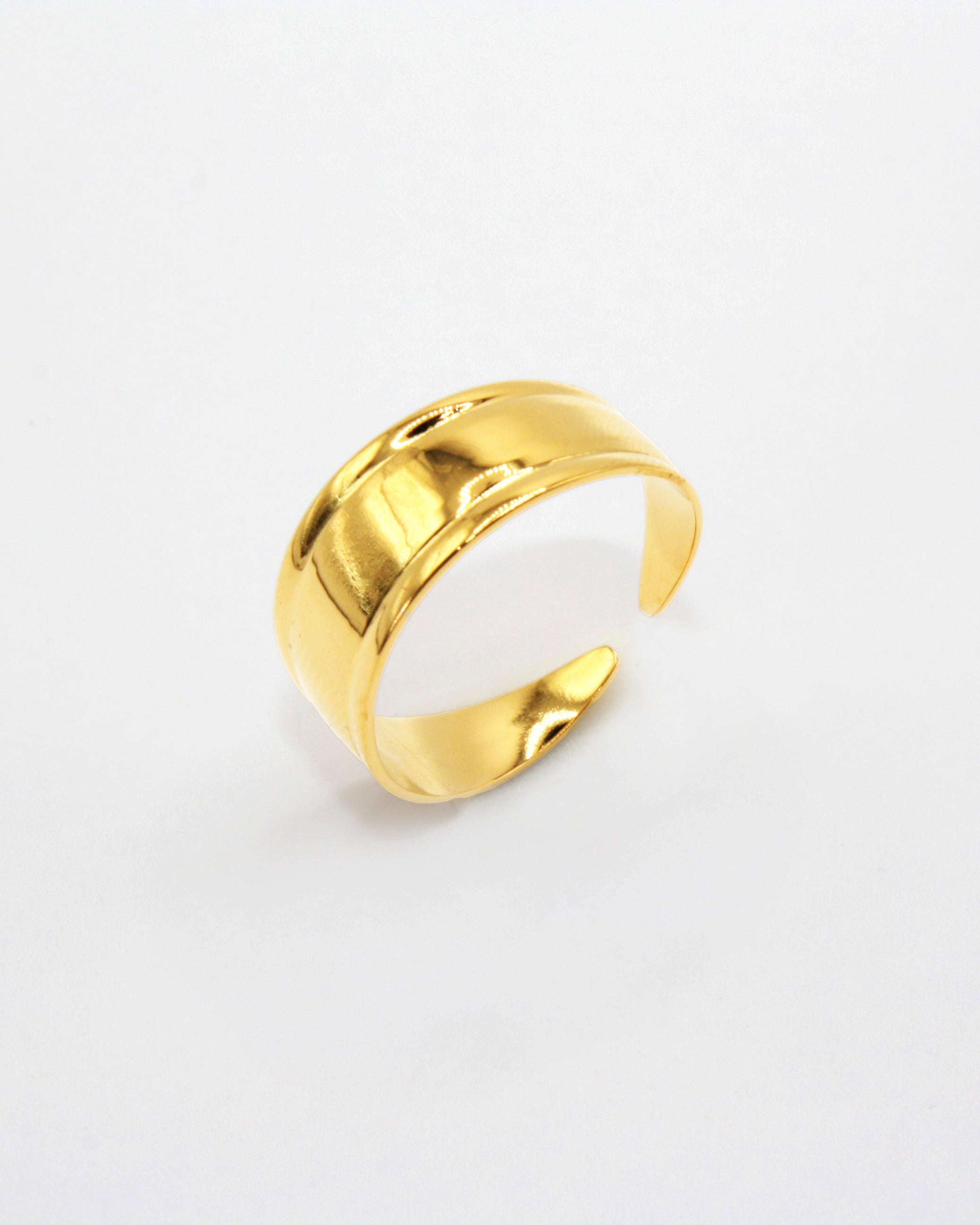 Colección Bold Gold | Anillo Claris de acero inoxidable bañado en oro 14k. Marca Vesiica.