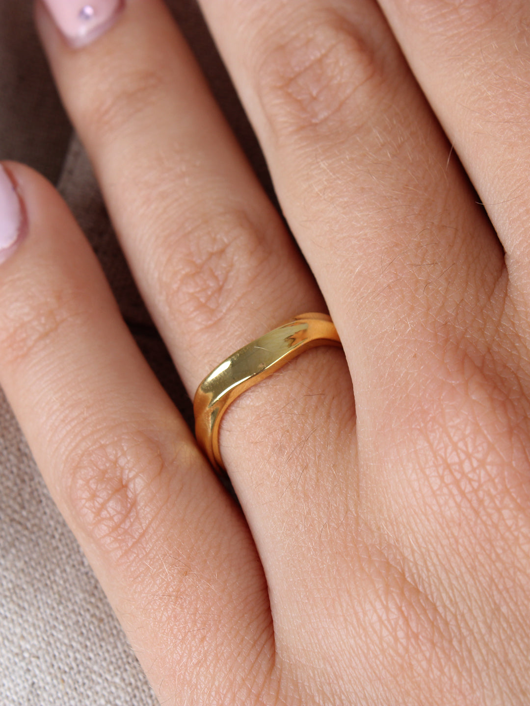 Colección Bold gold | Anillo Dasil de plata bañado en oro 18k. Marca Vesiica.