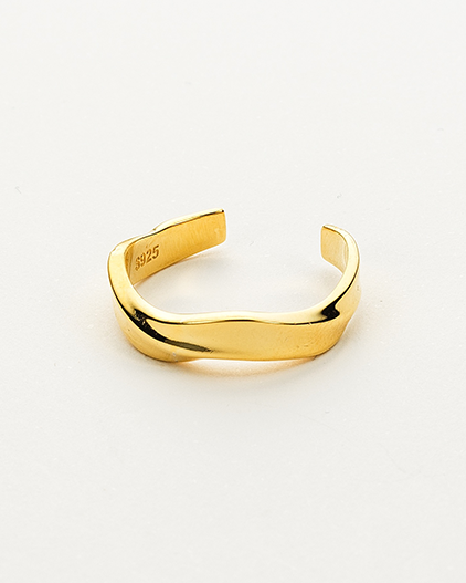 Colección Bold Gold | Anillo Dasil de plata bañado en oro 18k. Marca Vesiica.