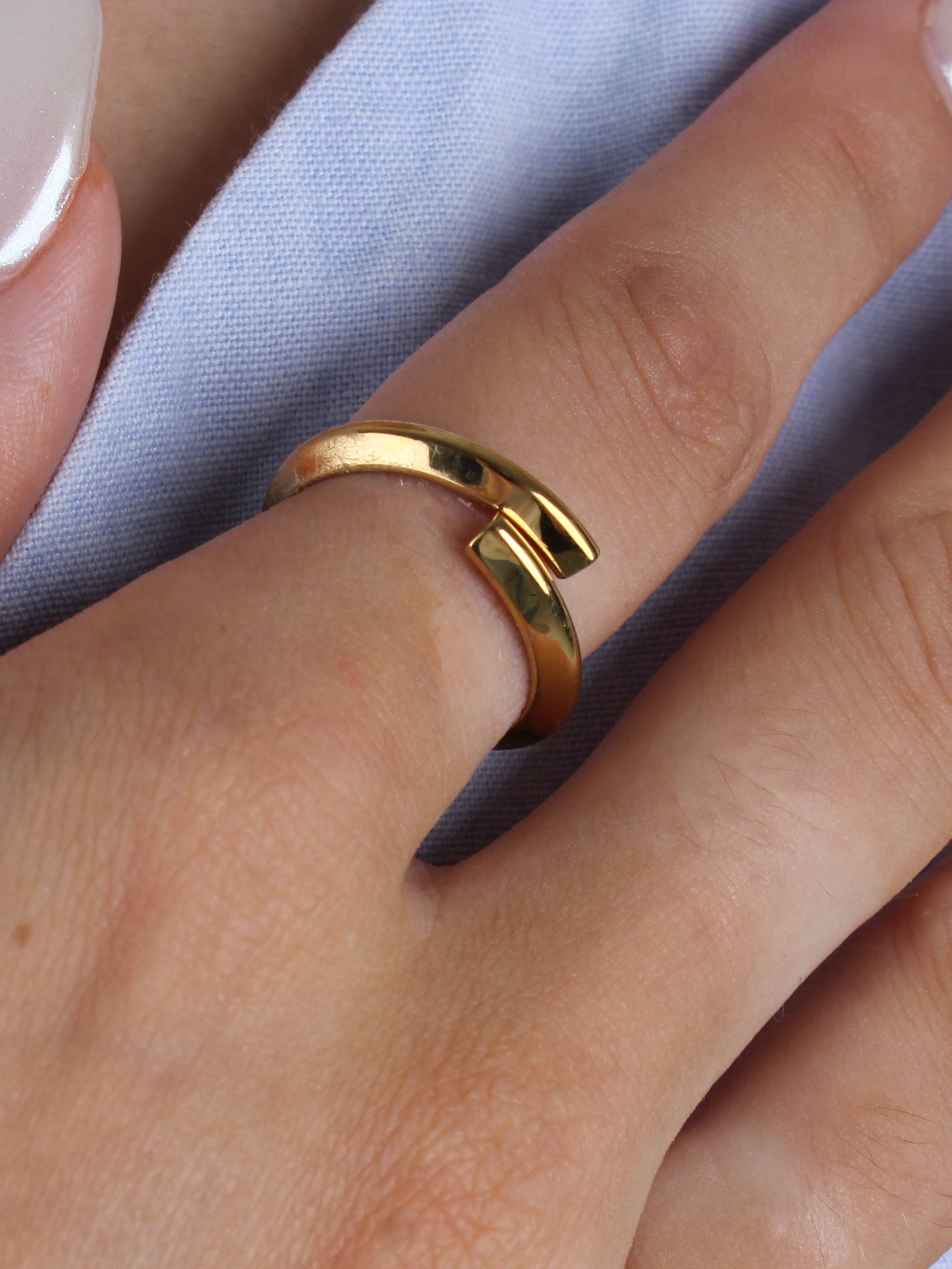 Colección Bold Gold | Anillo Ibon de acero inoxidable bañado en oro 14k. Marca Vesiica.