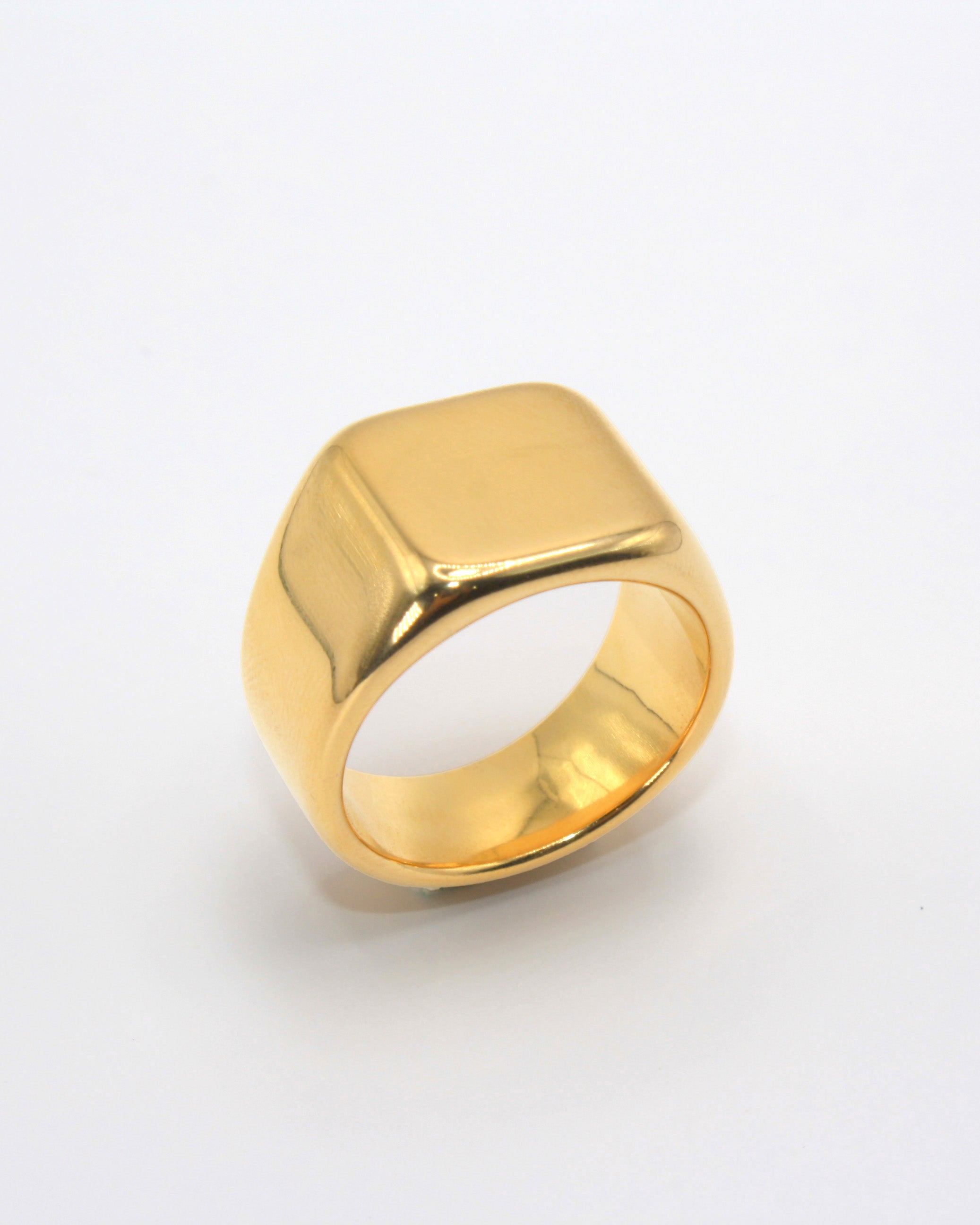 Colección Essentials | Anillo Nova de acero inoxidable bañado en oro 18k. Marca Vesiica.