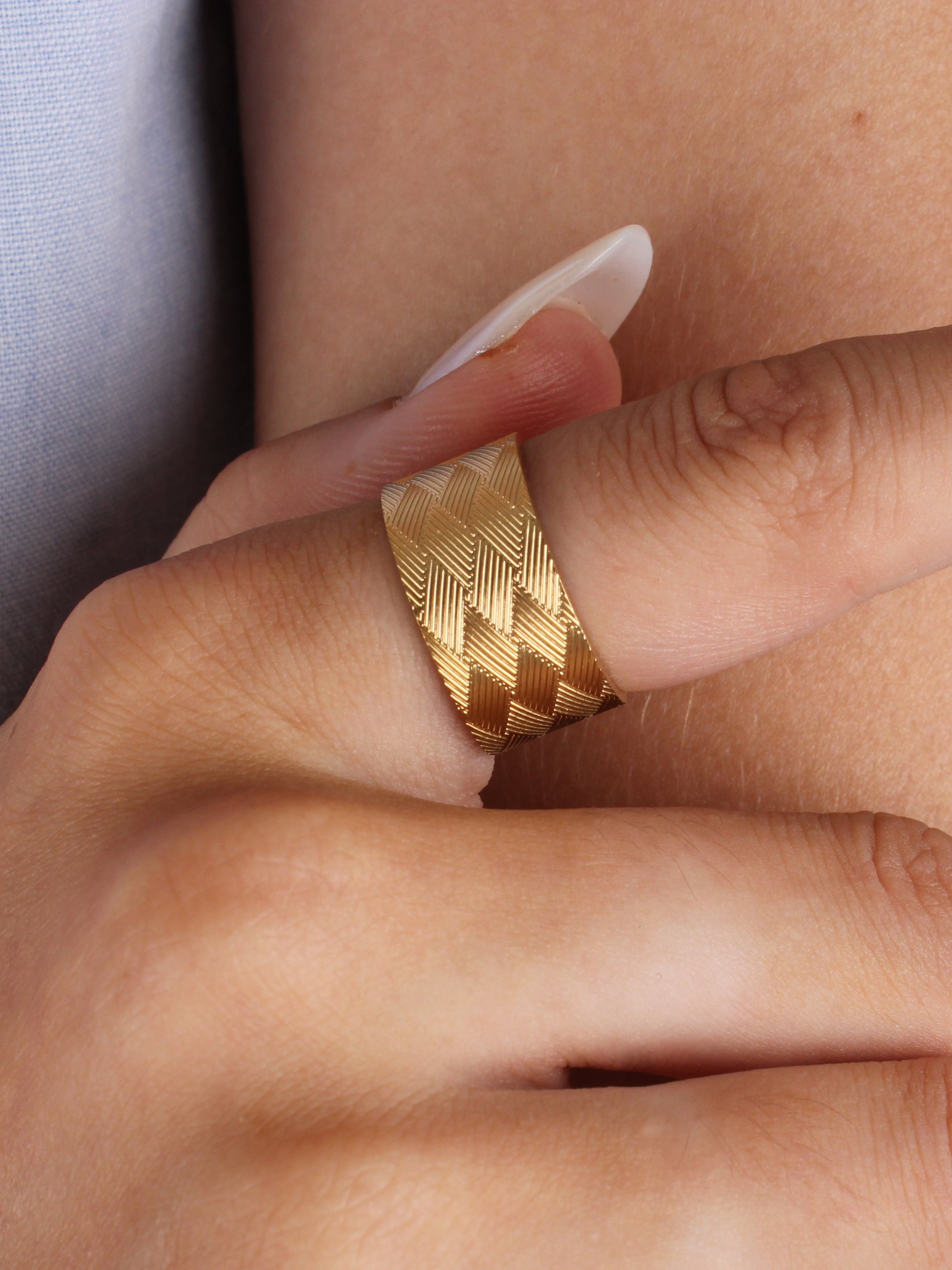 Colección Essentials | Anillo Sole de acero inoxidable bañado en oro 14k. Marca Vesiica.