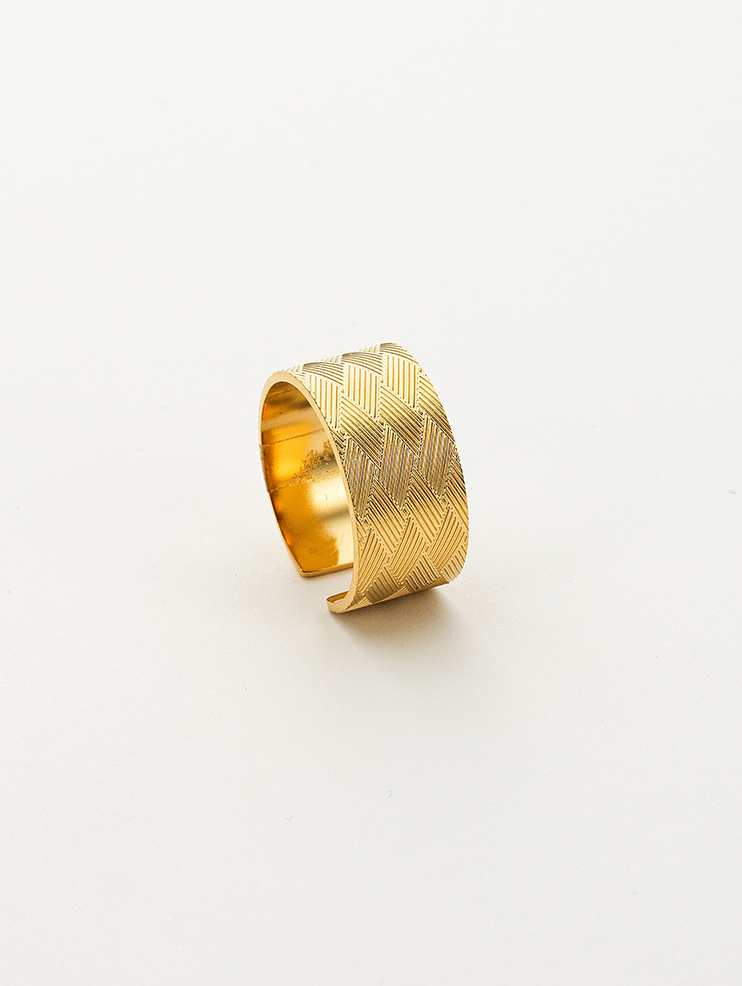 Colección Essentials | Anillo Sole de acero inoxidable bañado en oro 14k. Marca Vesiica.