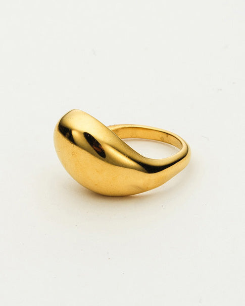 Colección Bold Gold | Anillo Thea de acero inoxidable bañado en oro 14k. Marca Vesiica.