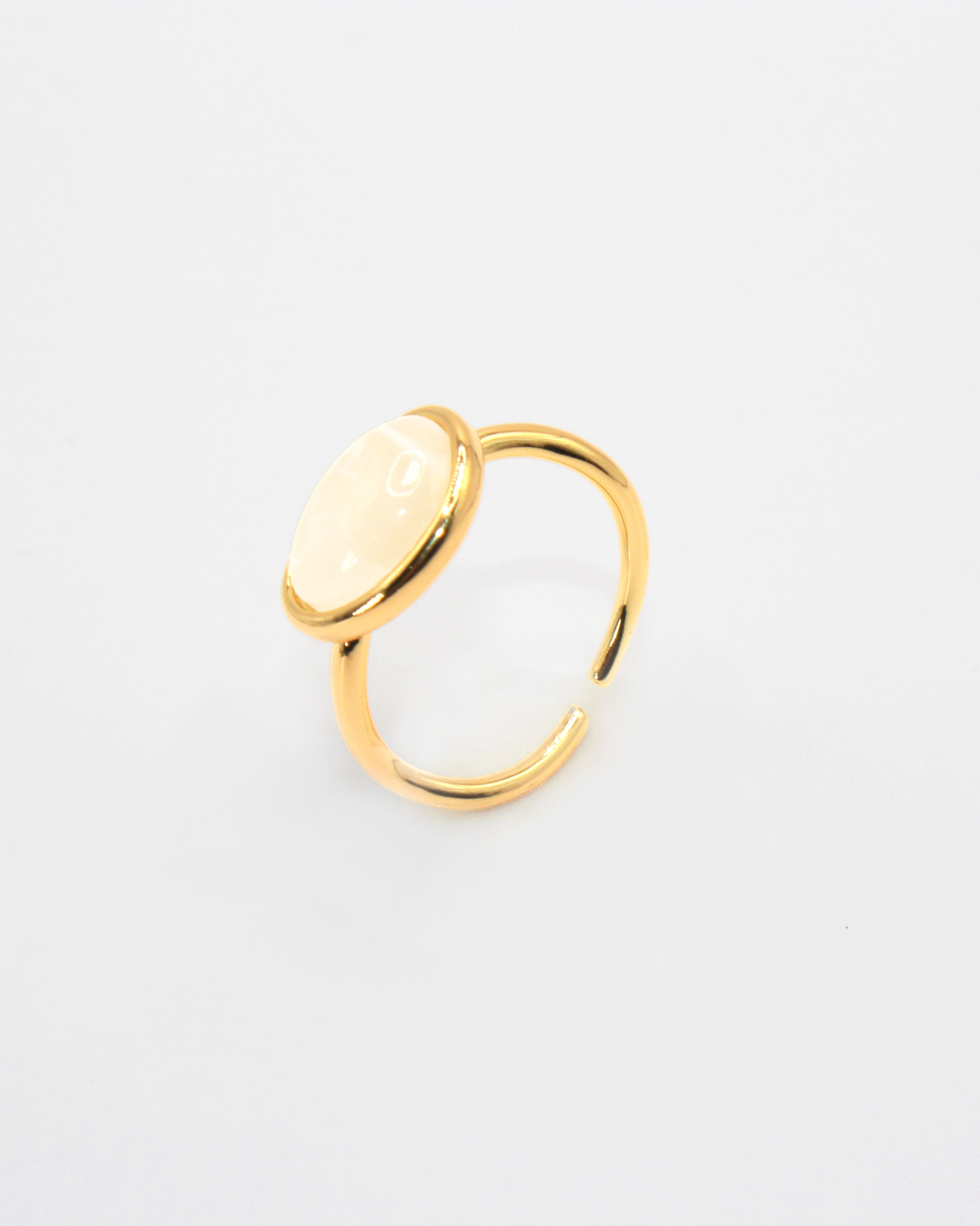 Colección Bold Gold | Anillo Vainilla de acero inoxidable bañado en oro 18k. Marca Vesiica.