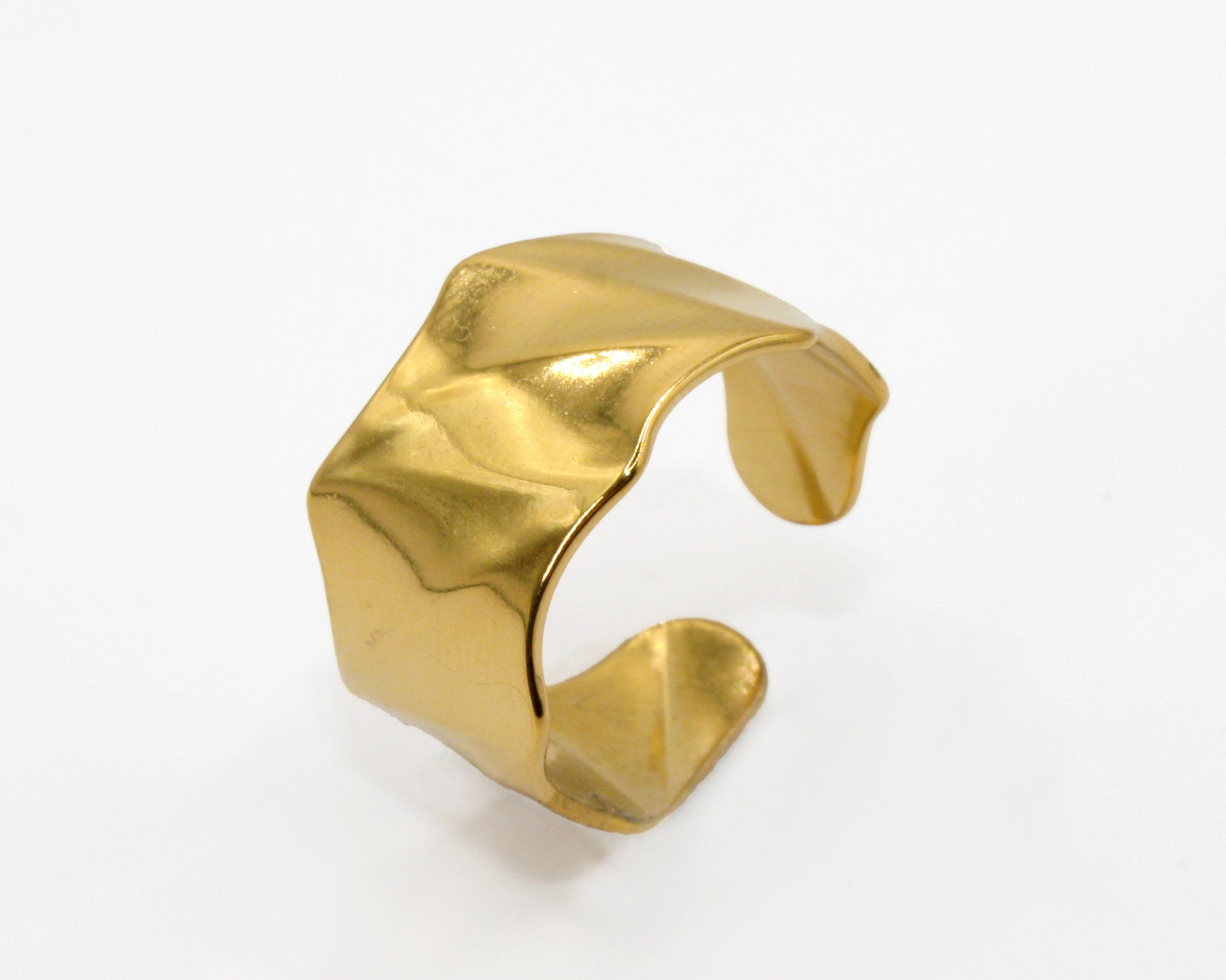 Colección Bold gold | Anillo Waves de acero inoxidable bañado en oro 14k. Marca Vesiica.