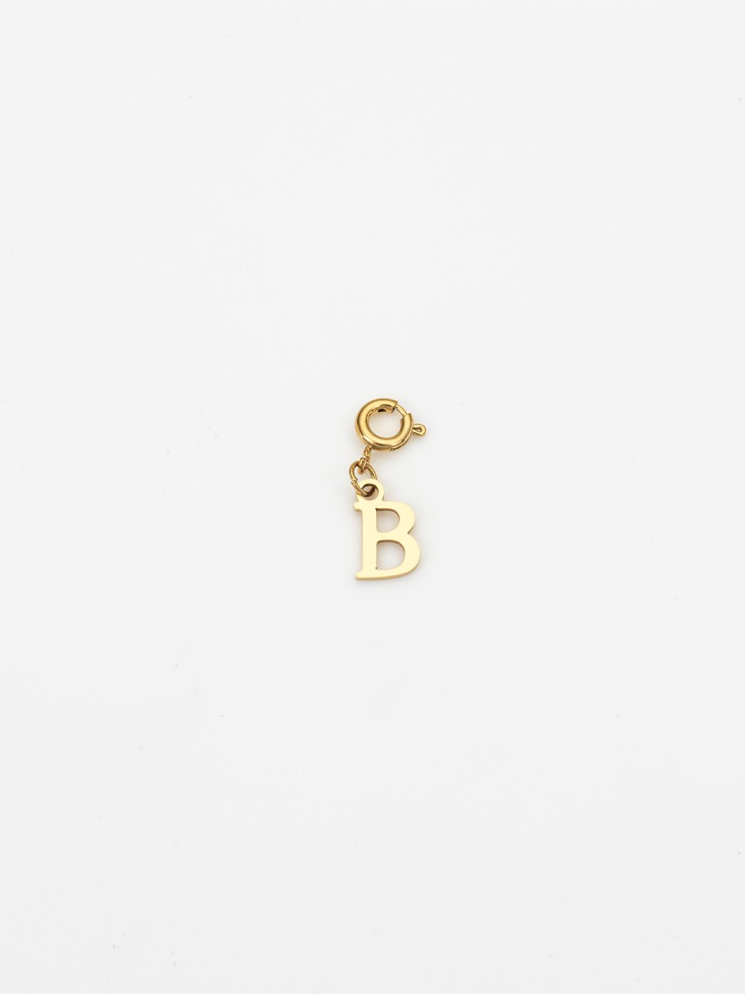 Charm letra B de acero inoxidable bañado en oro 14k. Marca Vesiica.