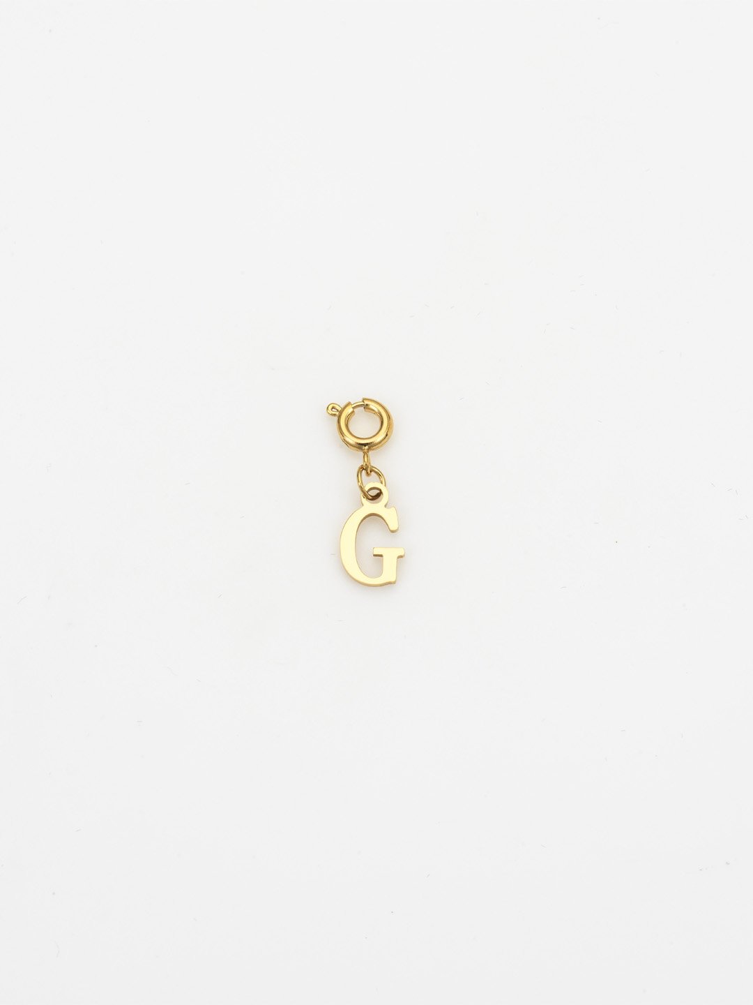 Charm letra G de acero inoxidable bañado en oro 14k. Marca Vesiica.