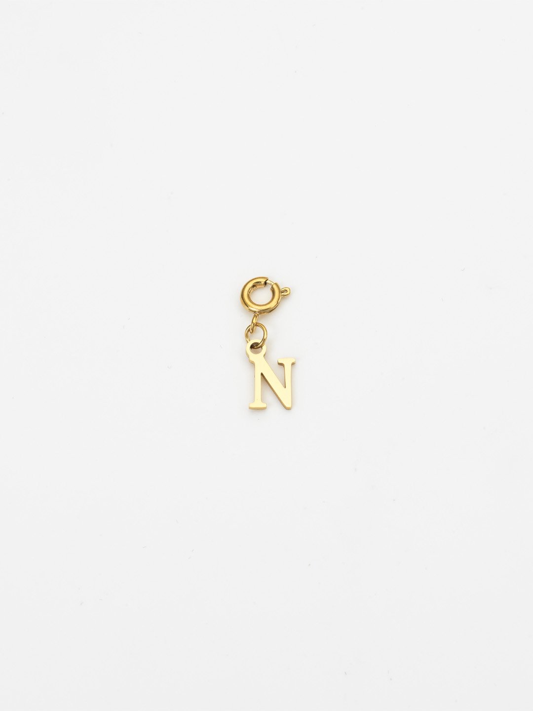 Charm letra N de acero inoxidable bañado en oro 14k. Marca Vesiica.