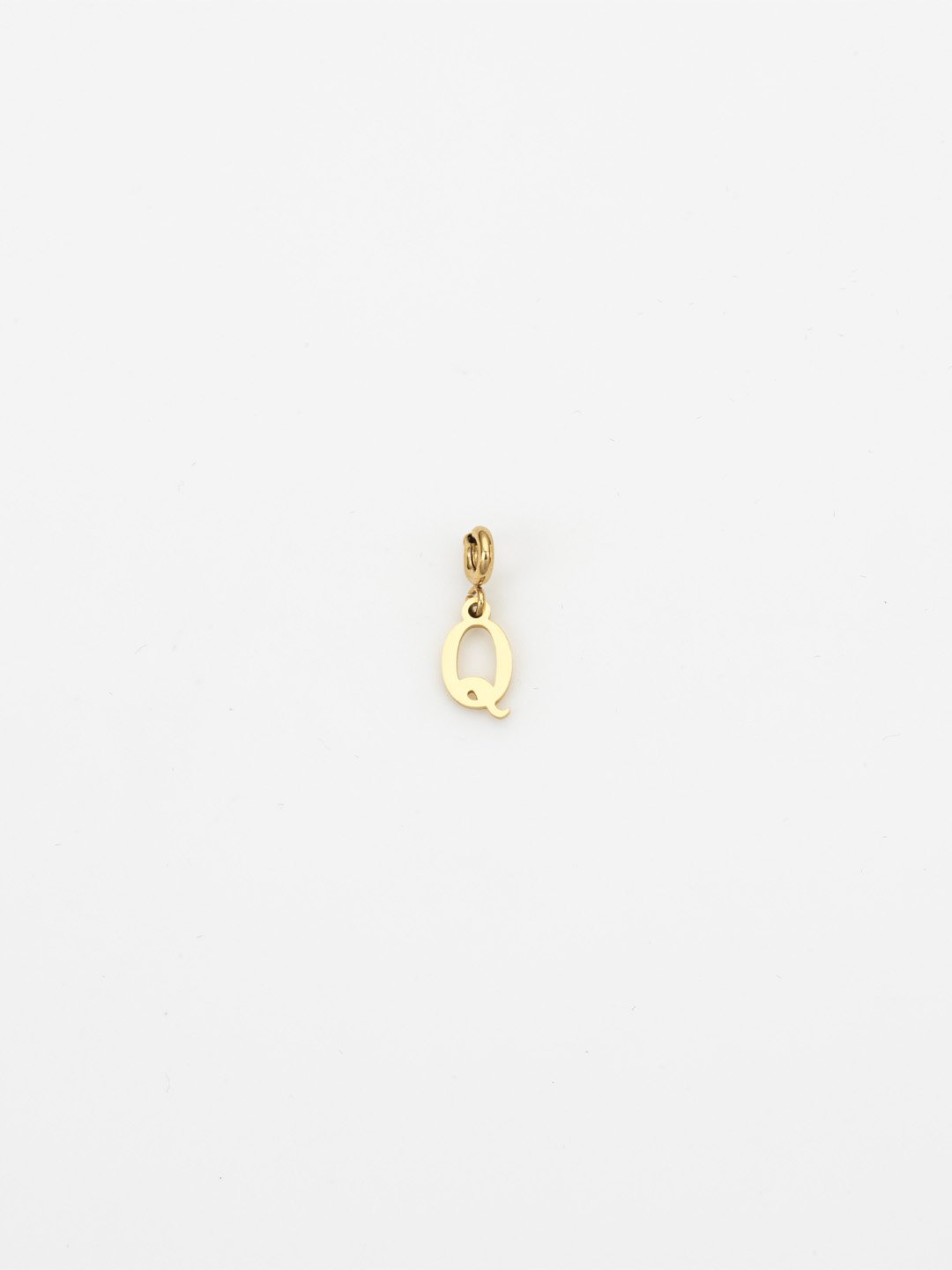 Charm letra Q de acero inoxidable bañado en oro 14k. Marca Vesiica.