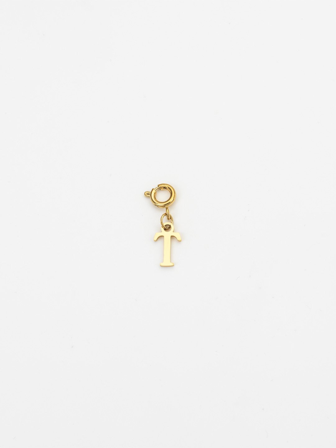 Charm letra T de acero inoxidable bañado en oro 14k. Marca Vesiica.