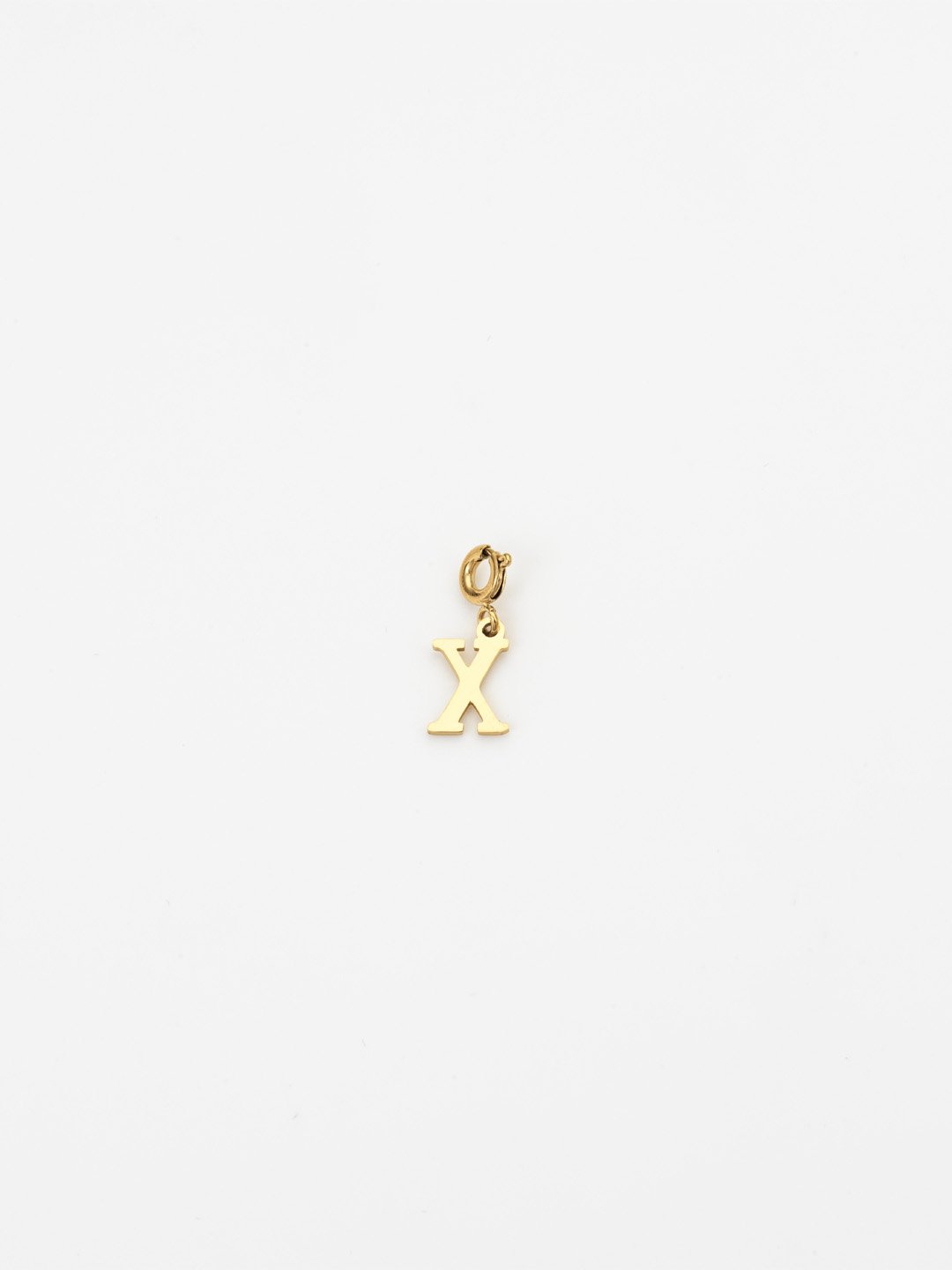 Charm letra X de acero inoxidable bañado en oro 14k. Marca Vesiica.