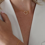 Colección Femme | Este magnifico collar será una incorporación ideal a tu conjunto de joyas. Esta pieza de joyería es de plata bañada en oro de 18k. Marca Vesiica. 