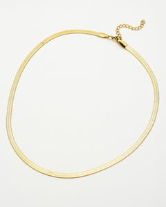 Colección Essentials | Collar Amelia mediano de acero inoxidable bañado en oro 14k. Marca Vesiica.