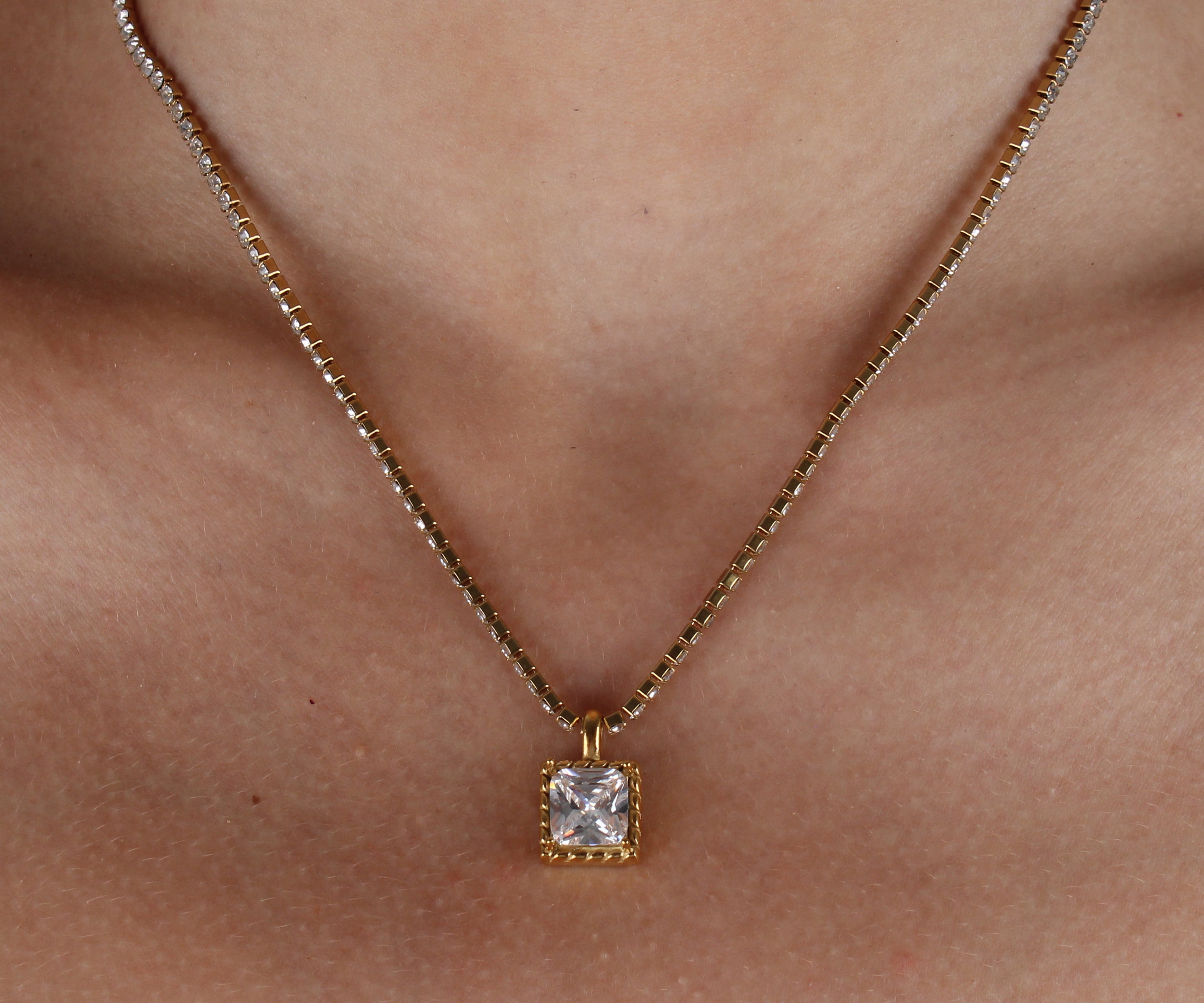 Colección Femme | Collar Aurea de acero inoxidable bañado en oro 18k. Marca Vesiica.