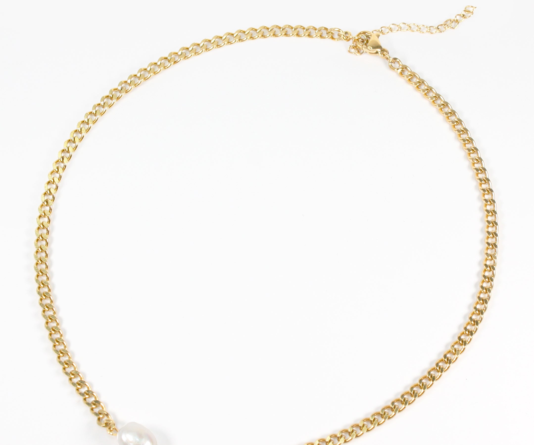 Colección Serenity | Collar Perla de acero inoxidable bañado en oro 18k. Marca Vesiica.