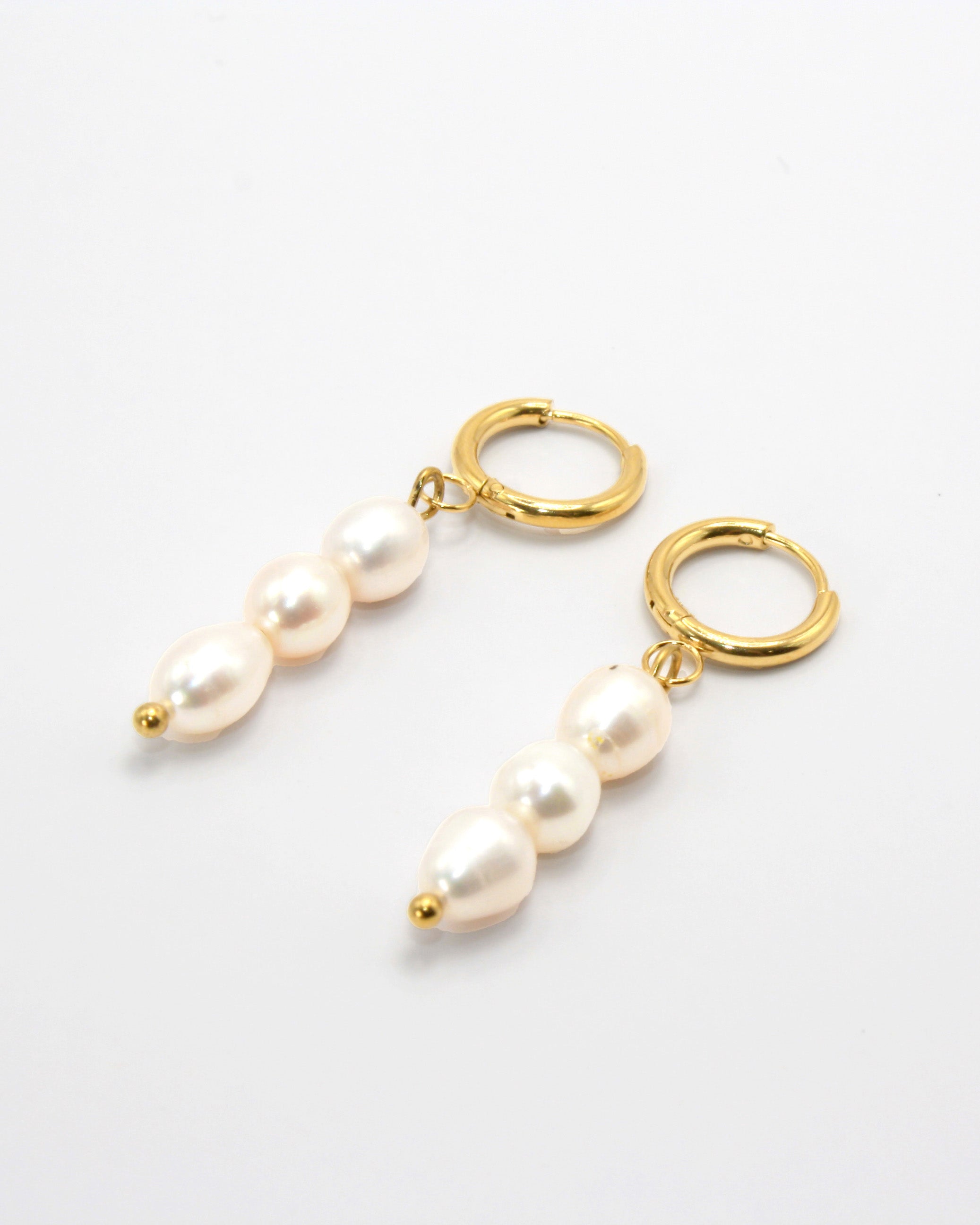 Colección Serenity | Pendientes Aqua de acero inoxidable bañados en oro 14k. Marca Vesiica.