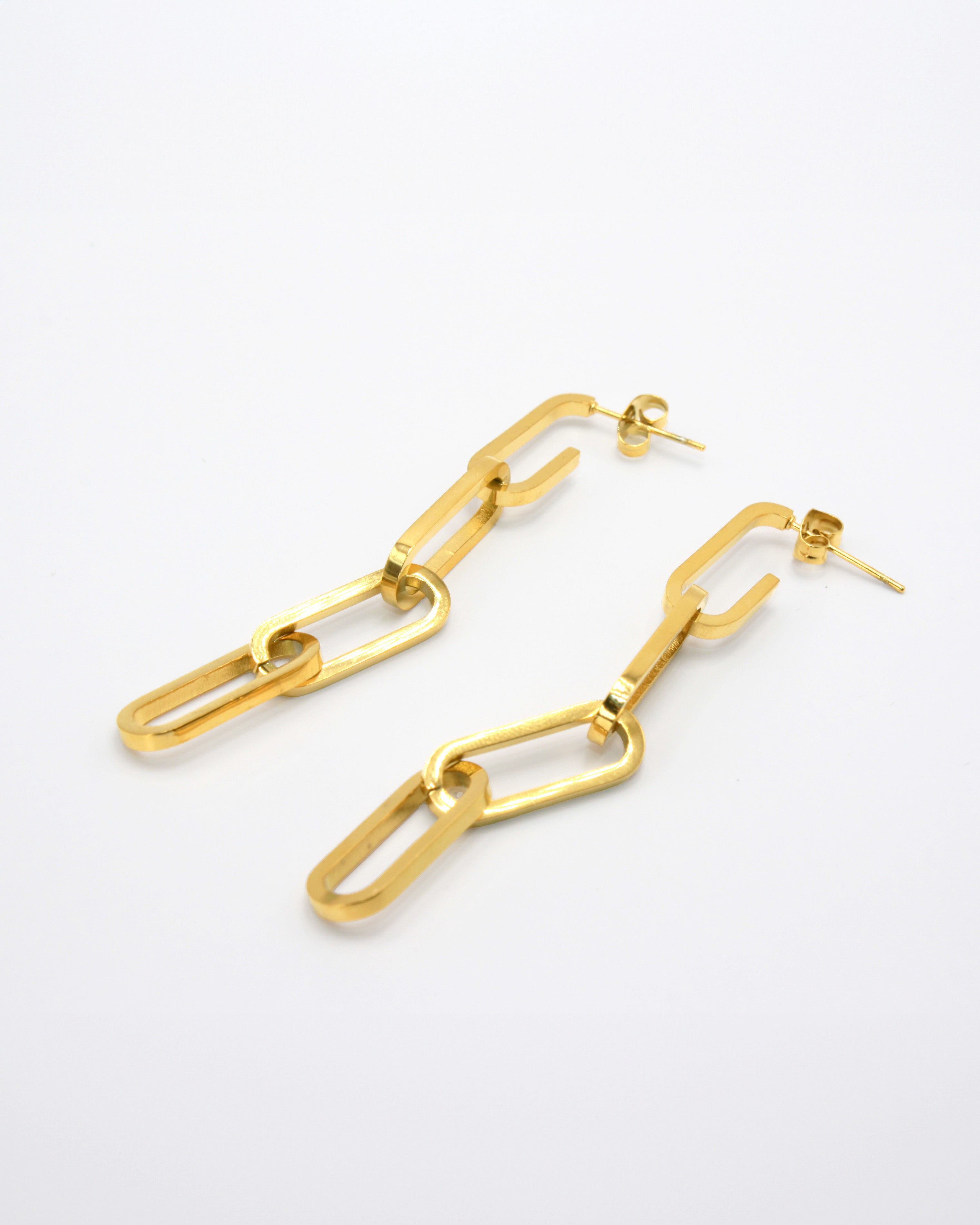 Colección Bold gold | Pendientes Eli de acero inoxidable bañado en oro 18k. Marca Vesiica.