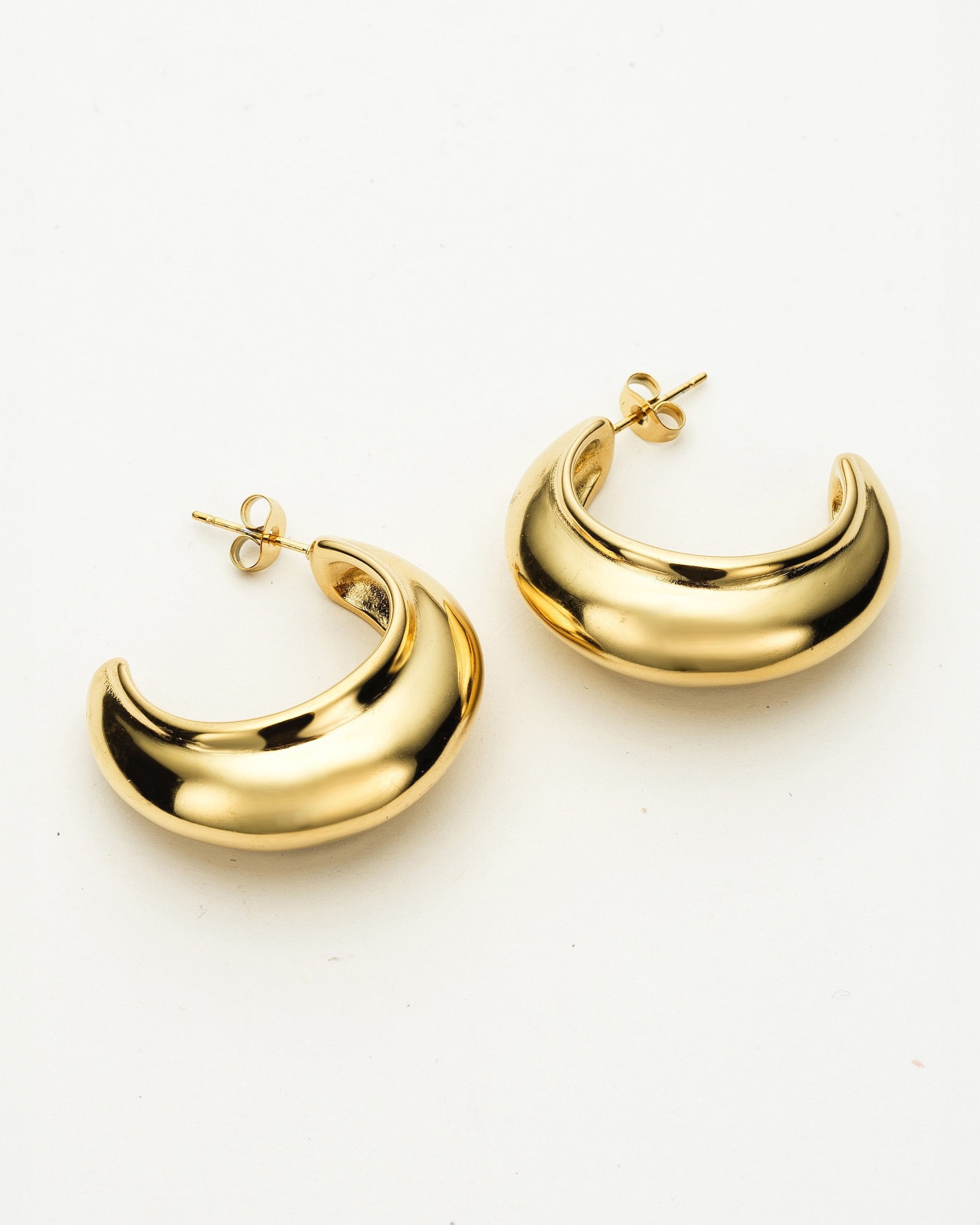 Colección Bold Gold | Pendientes Fabrizia de acero inoxidable bañados en oro 14k. Marca Vesiica.