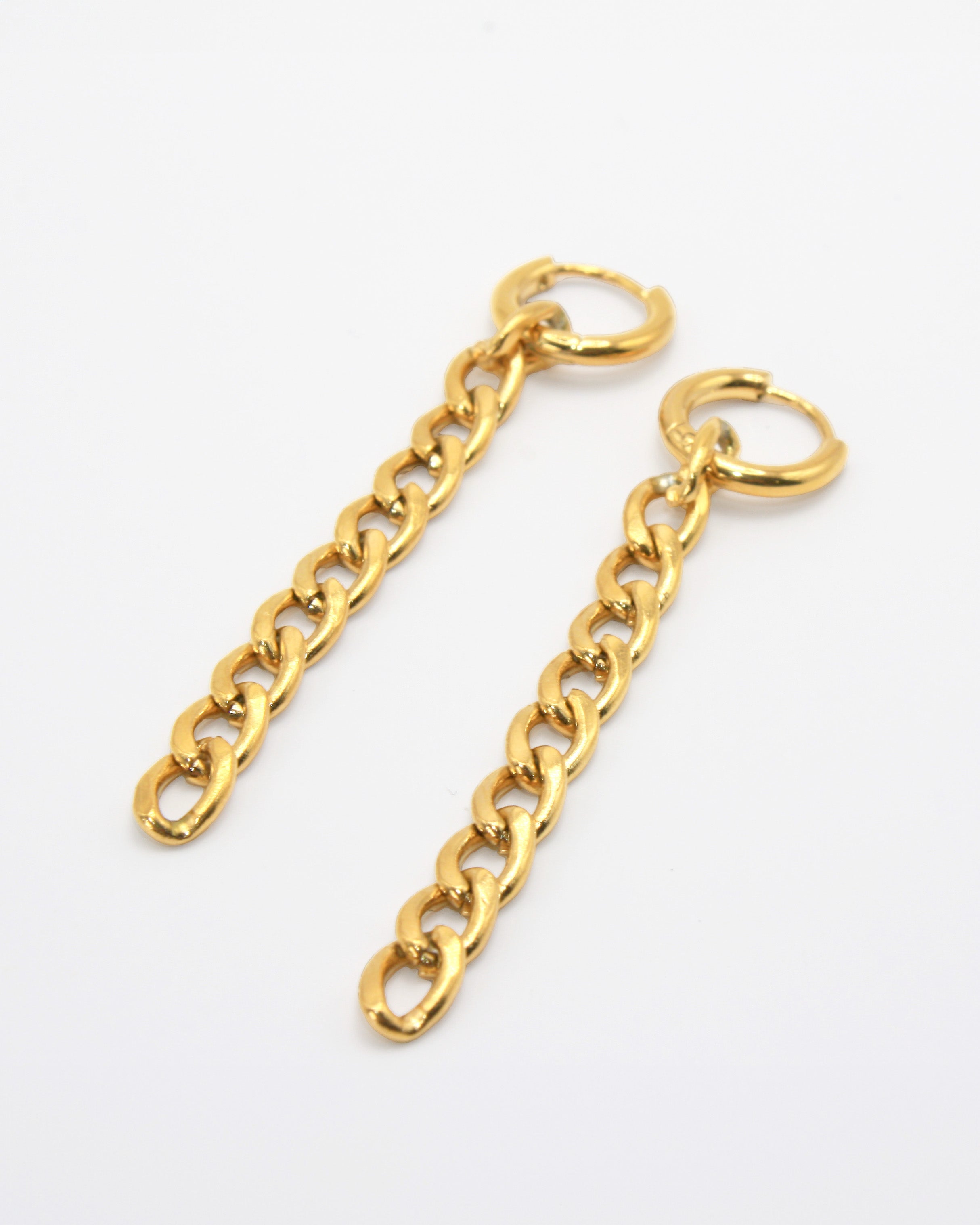 Colección Bold gold | Pendientes Leve de acero inoxidable bañados en oro 18k. Marca Vesiica.