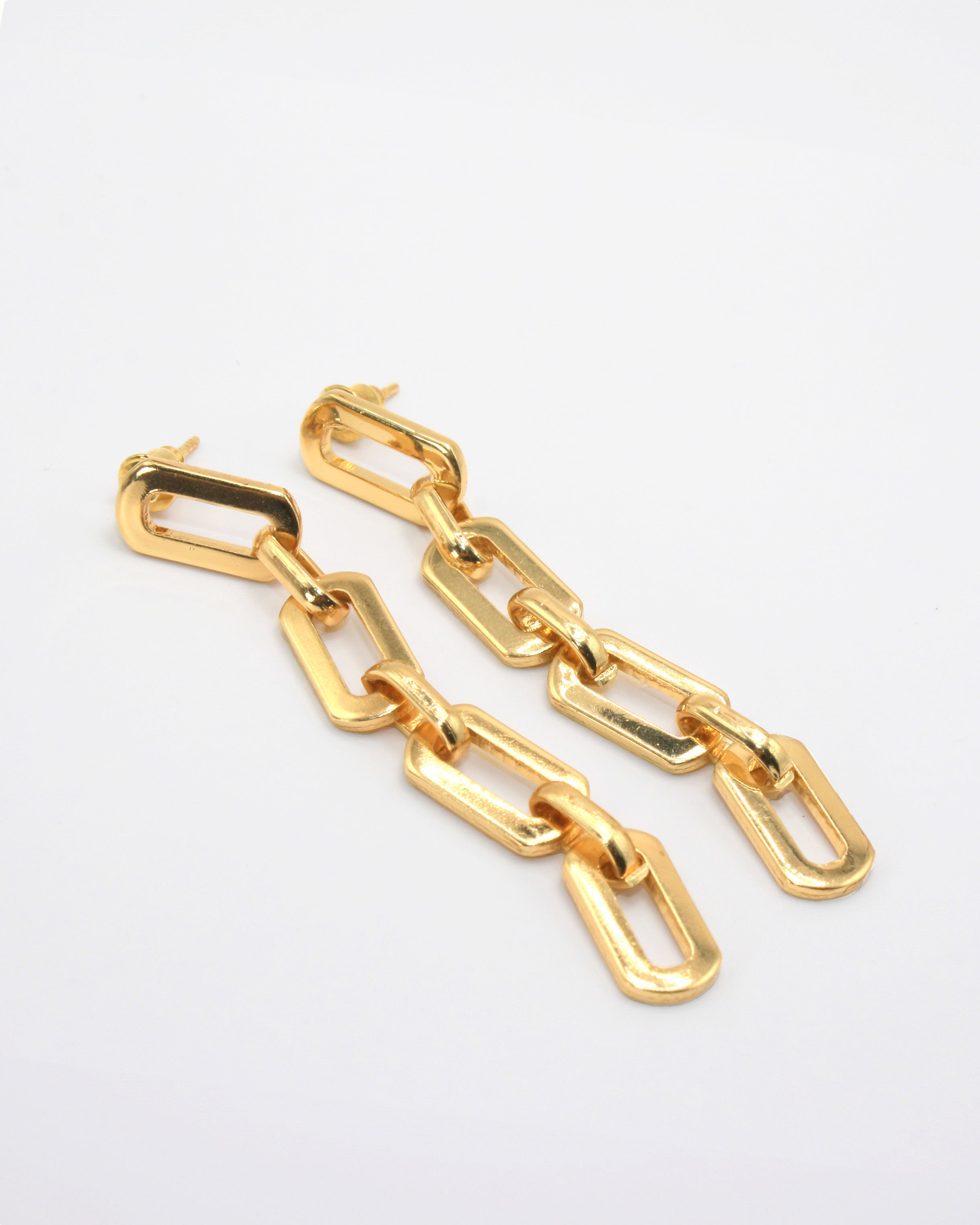 Colección Bold gold | Pendientes Manila de acero inoxidable bañados en oro 18k. Marca Vesiica.