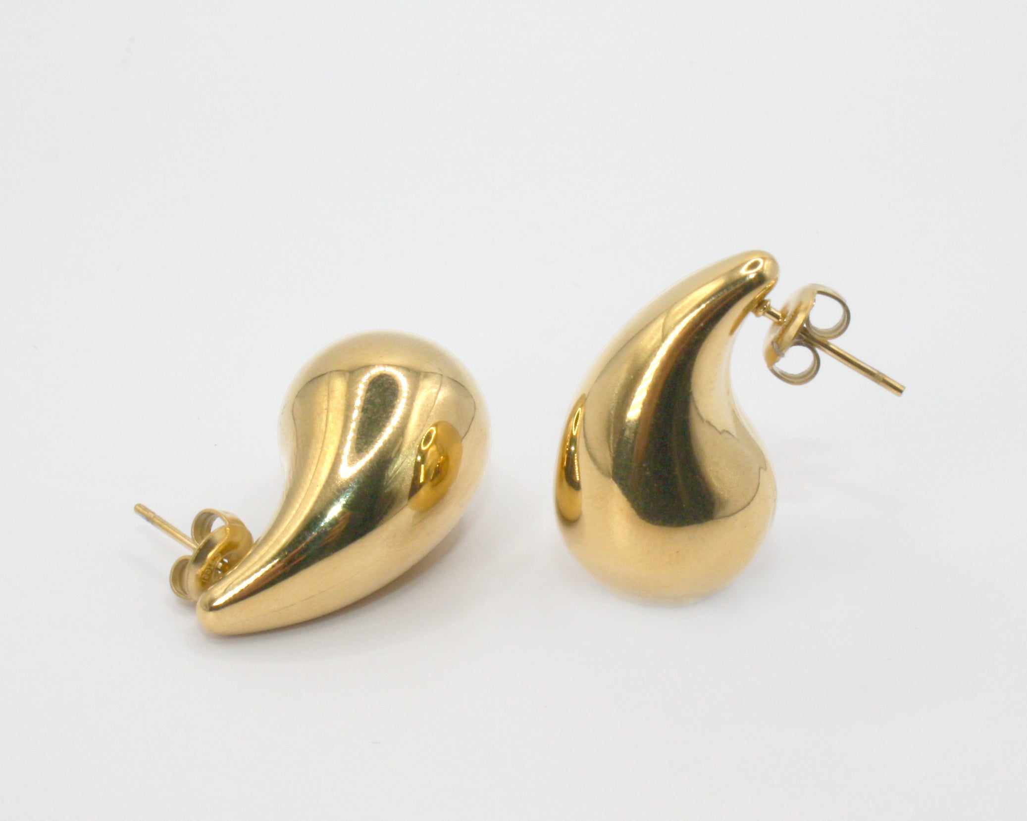 Colección Bold gold | Pendientes Medium Drop de acero inoxidable bañados en oro 14k. Marca Vesiica.