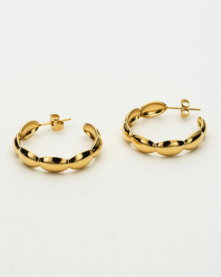 Colección Femme | Pendientes Queila de acero inoxidable bañados en oro 14k. Marca Vesiica.