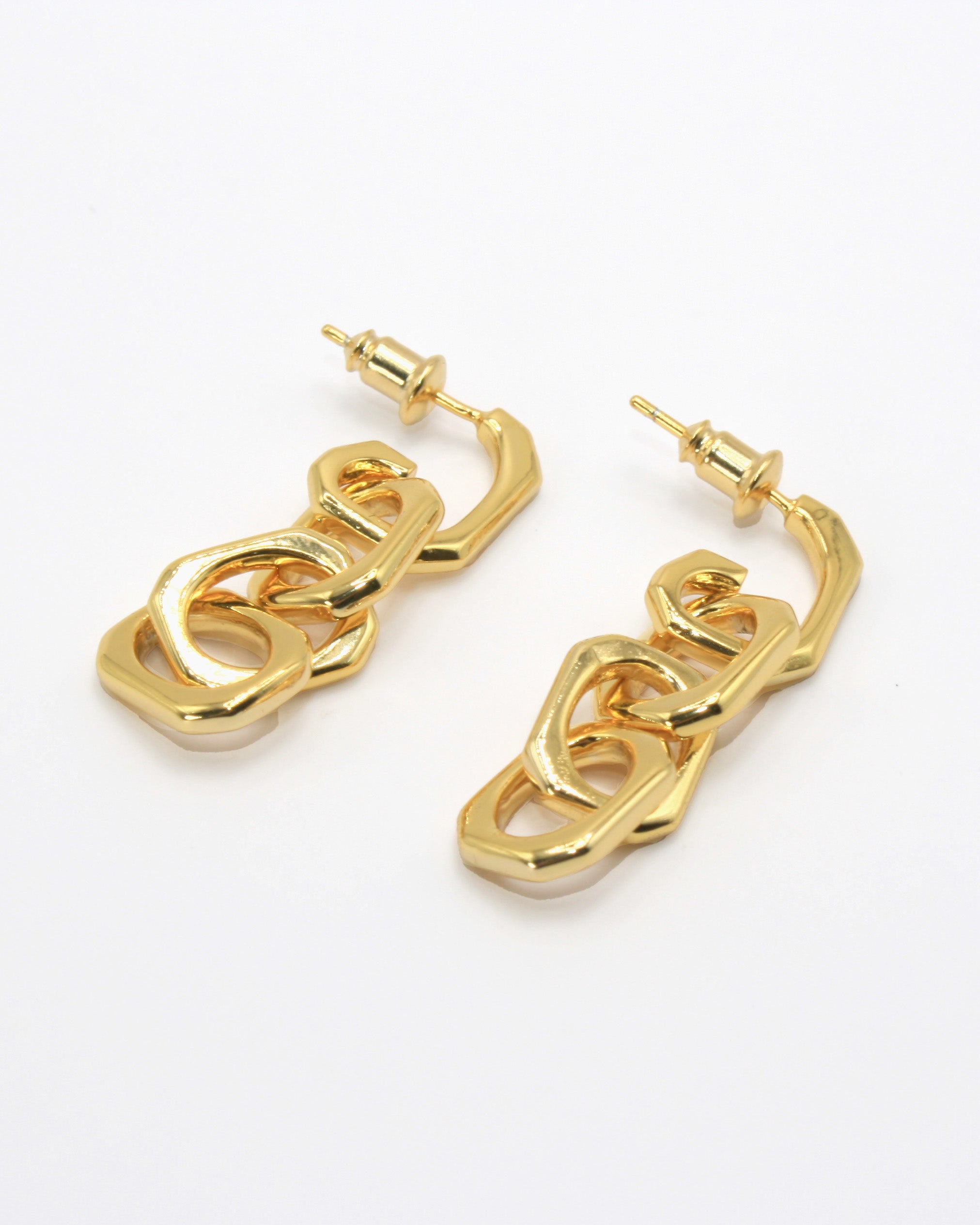 Colección Bold gold | Pendientes Rise de acero inoxidable bañados en oro 18k. Marca Vesiica.