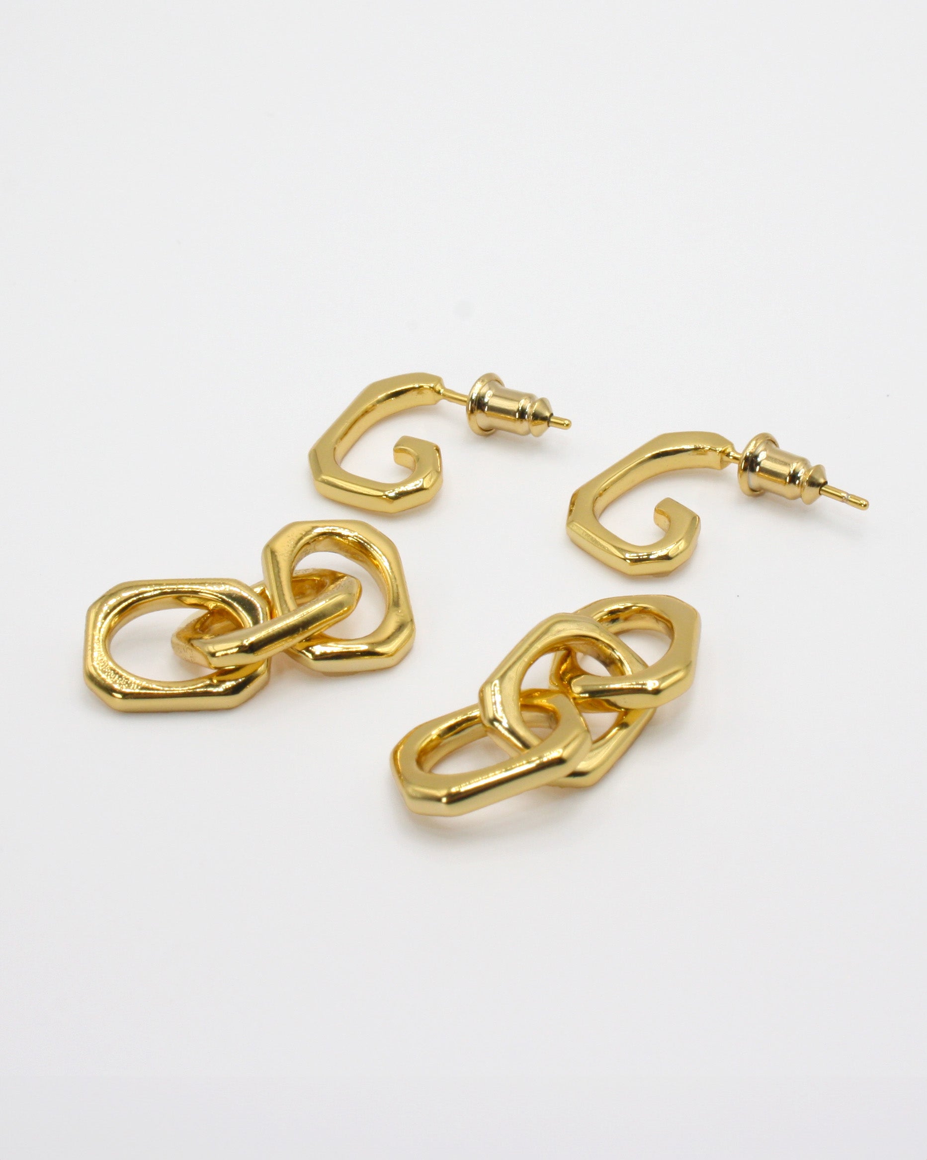 Colección Bold gold | Pendientes Rise de acero inoxidable bañados en oro 18k. Marca Vesiica.