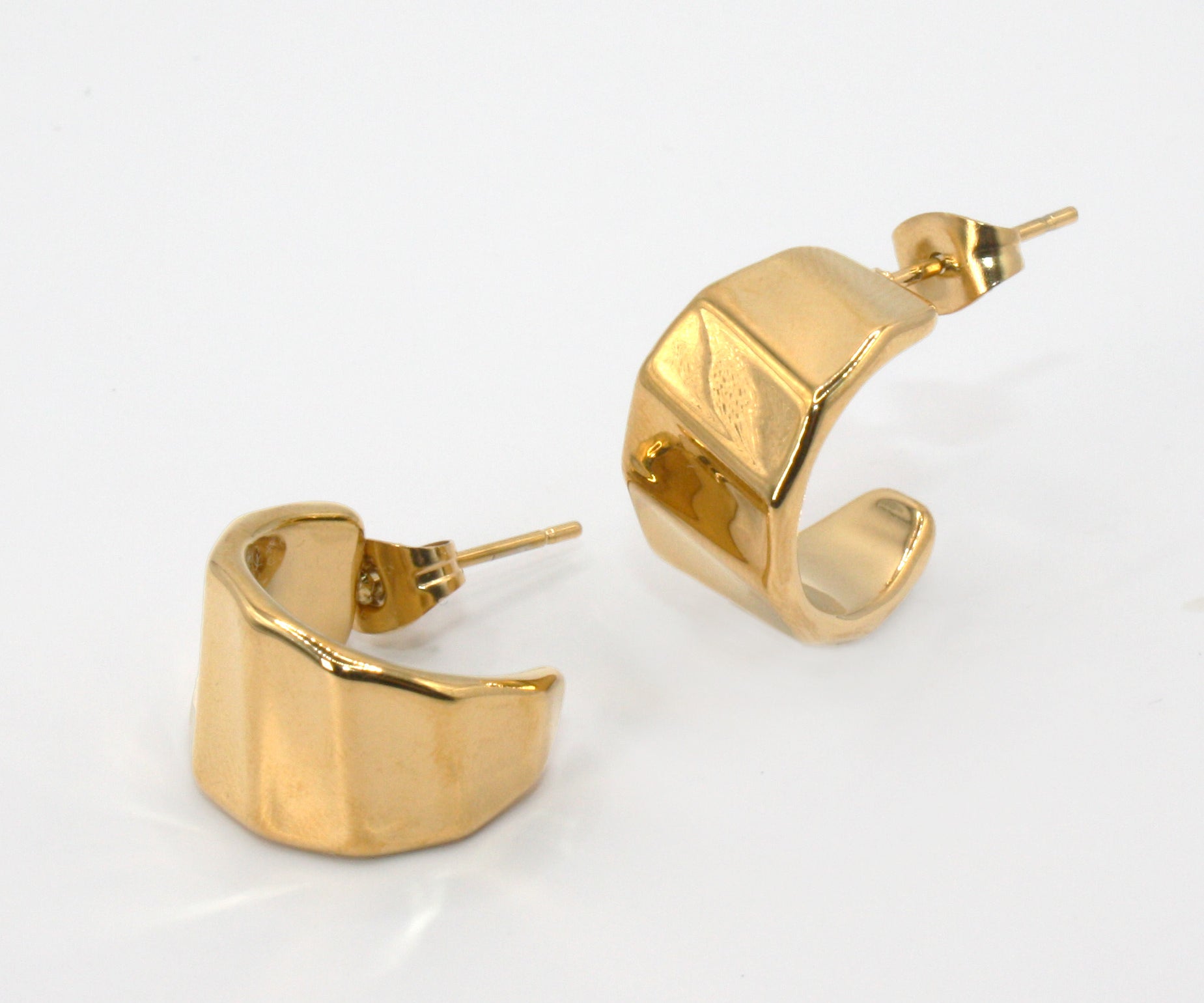 Colección Bold gold | Pendientes Space de acero inoxidable bañados en oro 14k. Marca Vesiica.