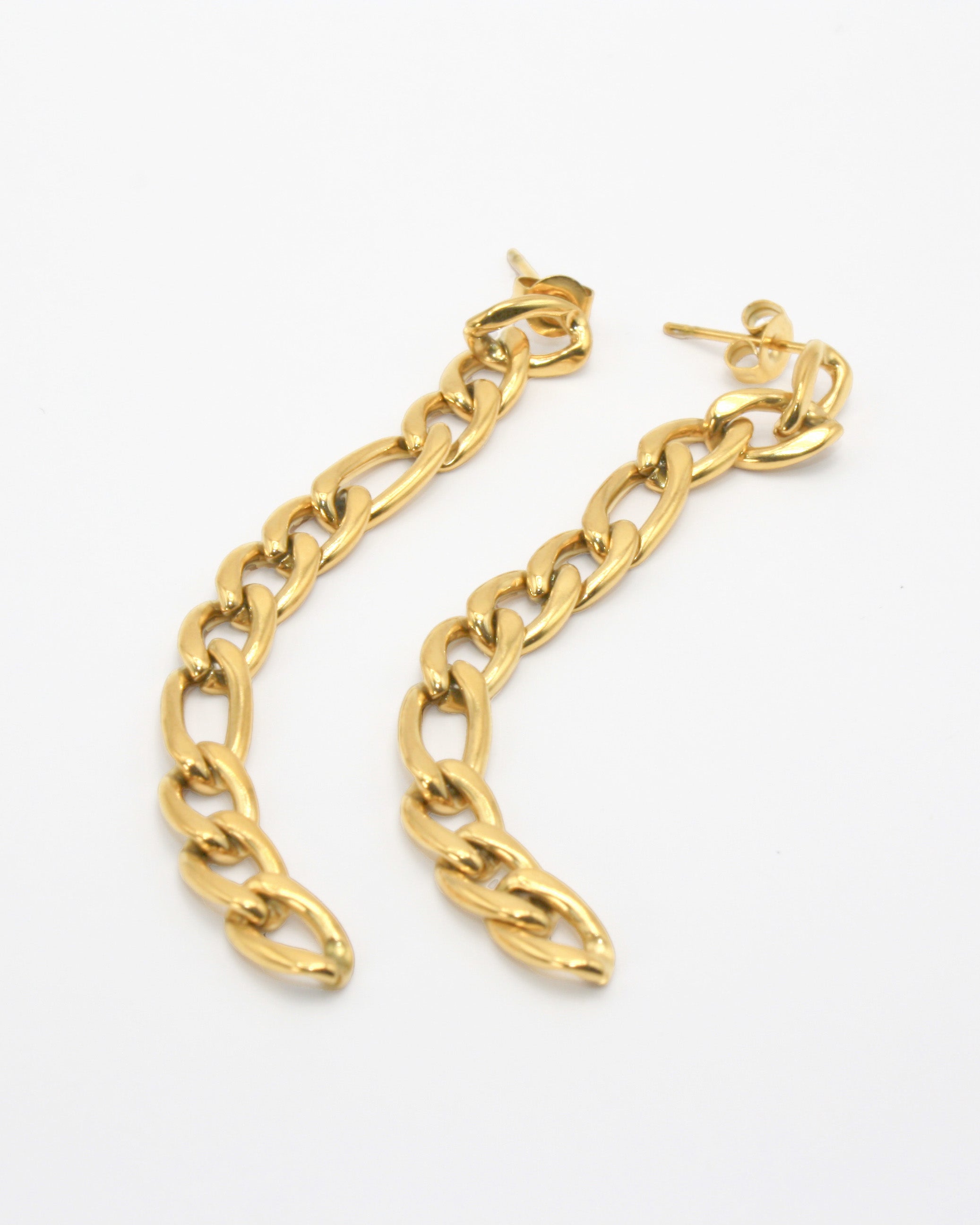 Colección Bold gold | Pendientes Vesta de acero inoxidable bañados en oro 18k. Marca Vesiica.