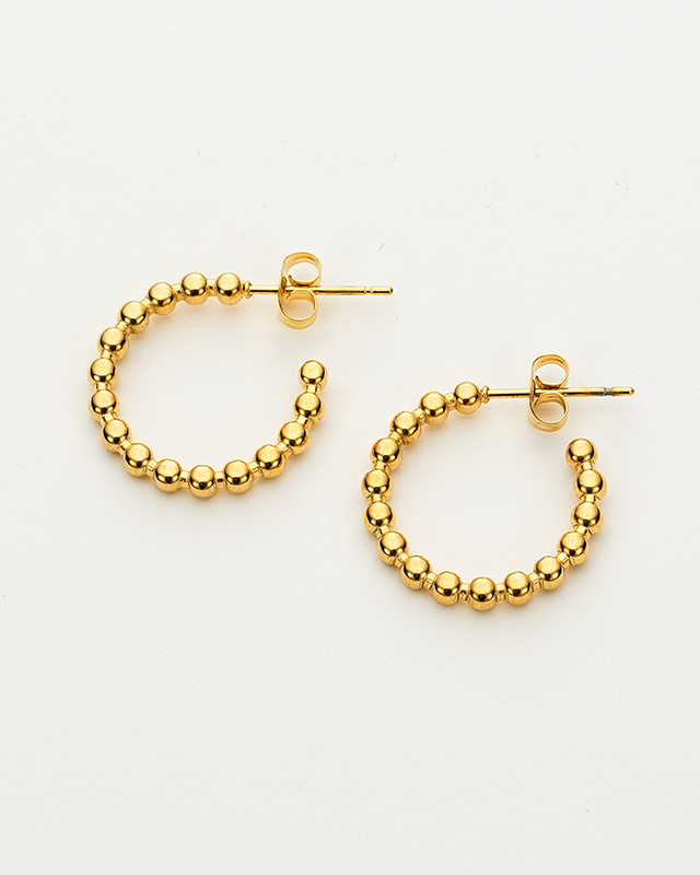 Colección Essentials | Pendientes Vio de acero inoxidable bañado en oro 18k. Marca Vesiica.