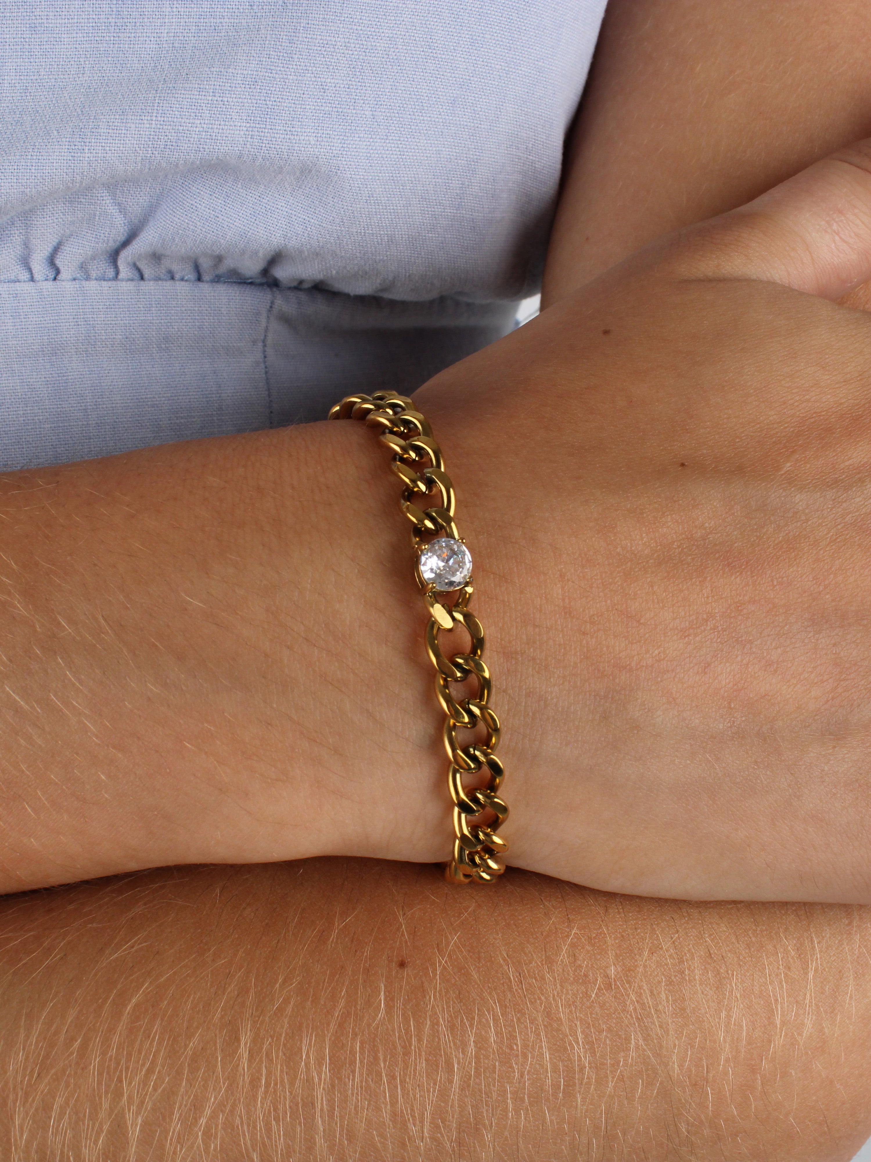 Colección Midnight | Pulsera Algeb de acero inoxidable bañada en oro 18k. Marca Vesiica.