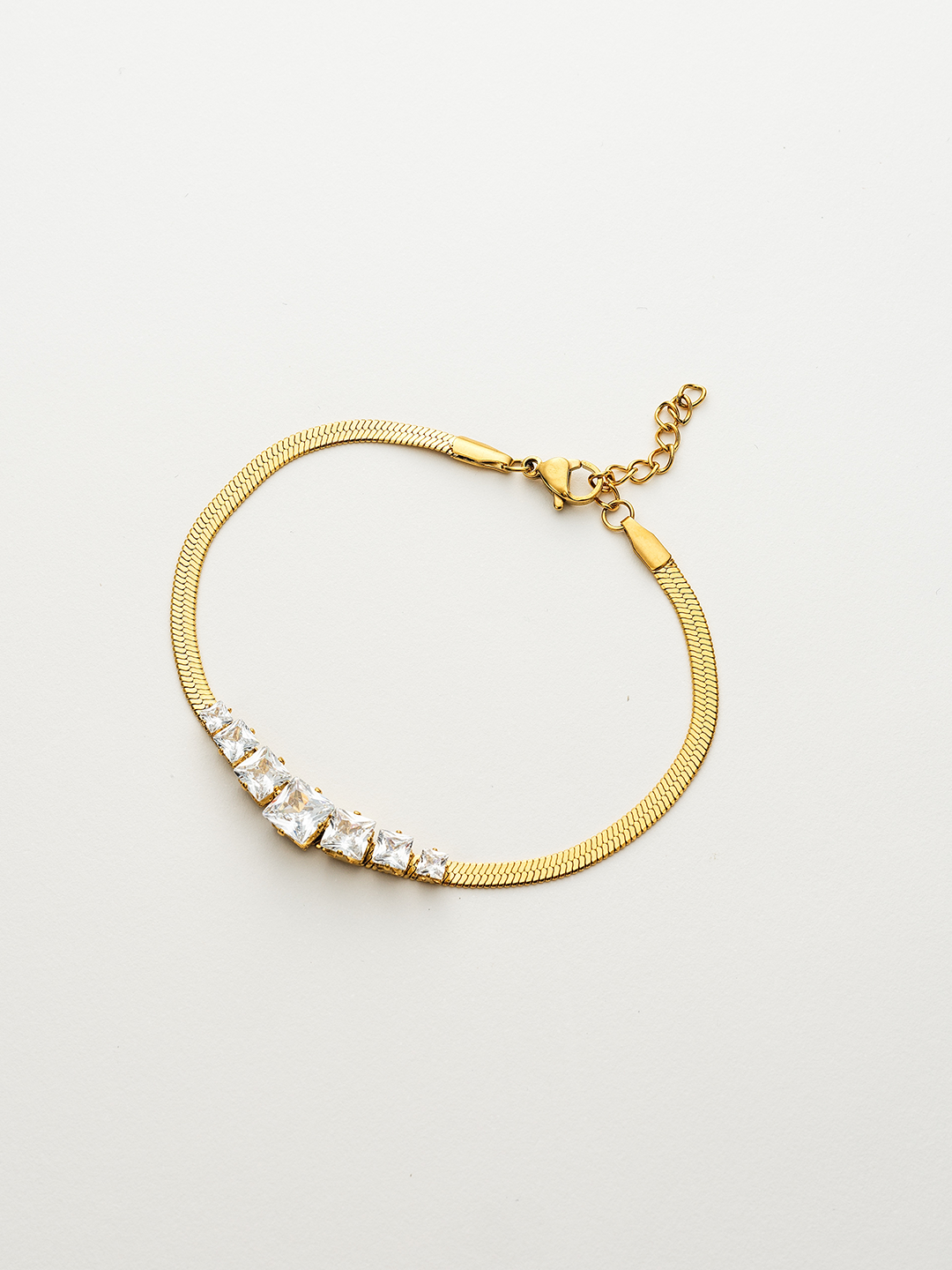 Colección Midnight | Pulsera Alpha de acero inoxidable bañada en oro 18k. Marca Vesiica.