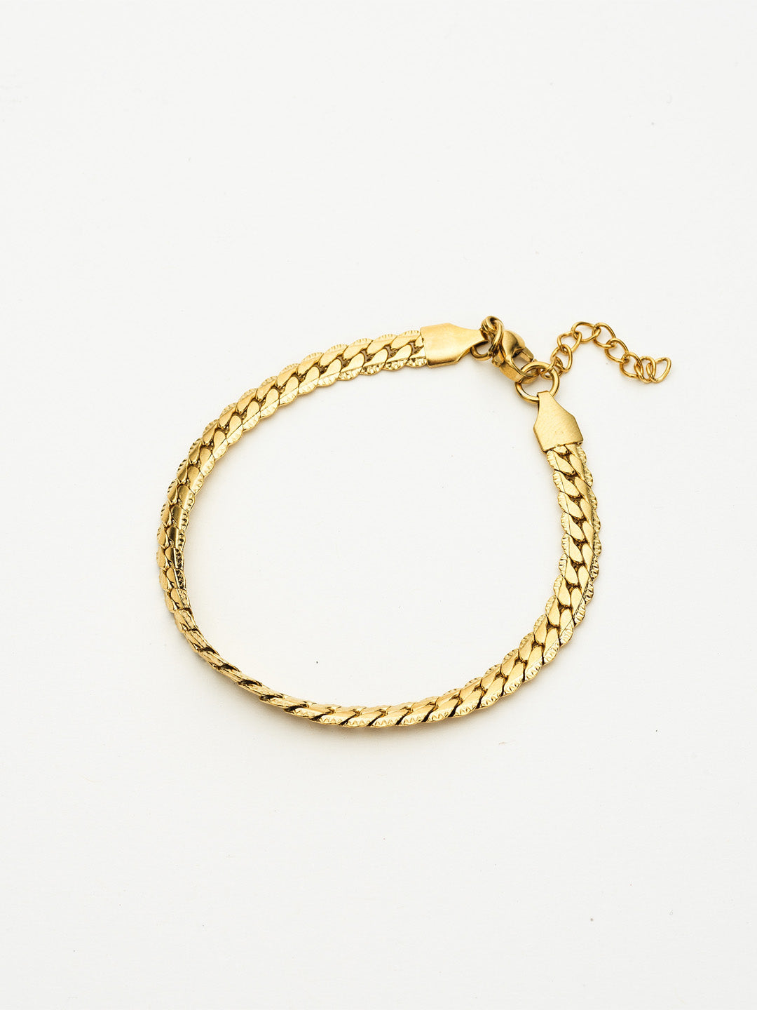 Colección Bold gold | Pulsera Cleo de acero inoxidable bañada en oro 14k. Marca Vesiica.