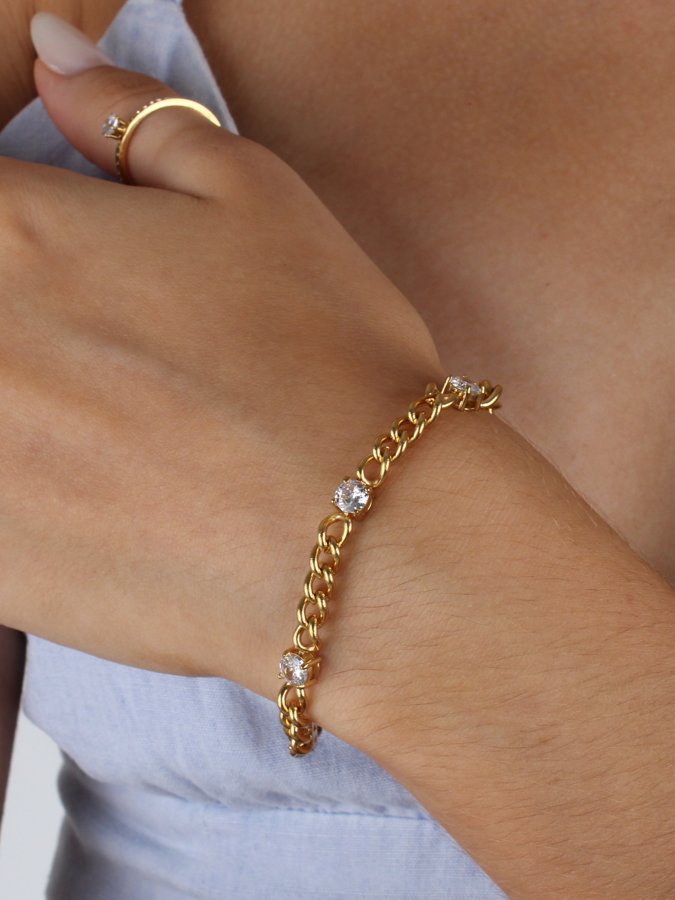 Colección Midnight | Pulsera Lia de acero inoxidable bañada en oro 18k. Marca Vesiica.