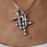 Mujer con colgante 3 cruces de acero inoxidable