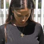 Mujer con colgante 3 cruces de acero inoxidable bañado en oro