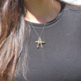 Mujer con gargantilla 3 cruces de acero inoxidable bañado en oro.