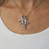 Mujer con gargantilla 3 cruces de acero inoxidable