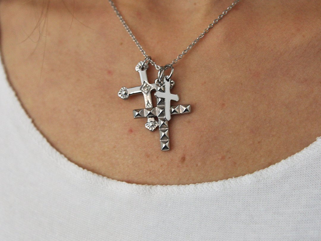 Mujer con gargantilla 3 cruces de acero inoxidable